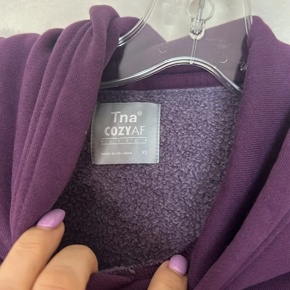 Aritzia TNA Cozy AF Fleece Perfect Shrunken Cropped Hoodie in Plum Purple - Picture 4 of 12